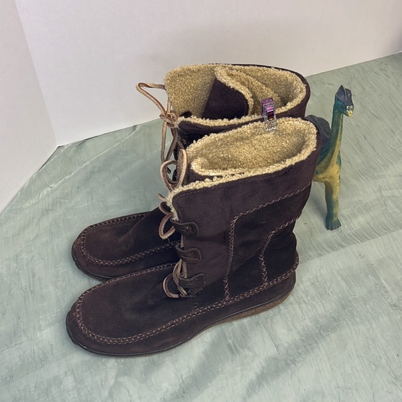 Timberland Women’s Tan Faux Sherpa and Brown Suede Mocc-Stitched Boots | 7 - Picture 5 of 8